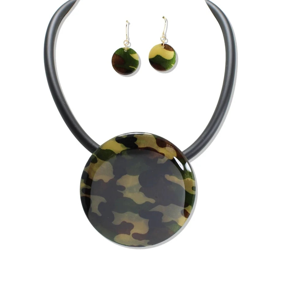 RESIN DISC RIGID COLLAR NECKLACE