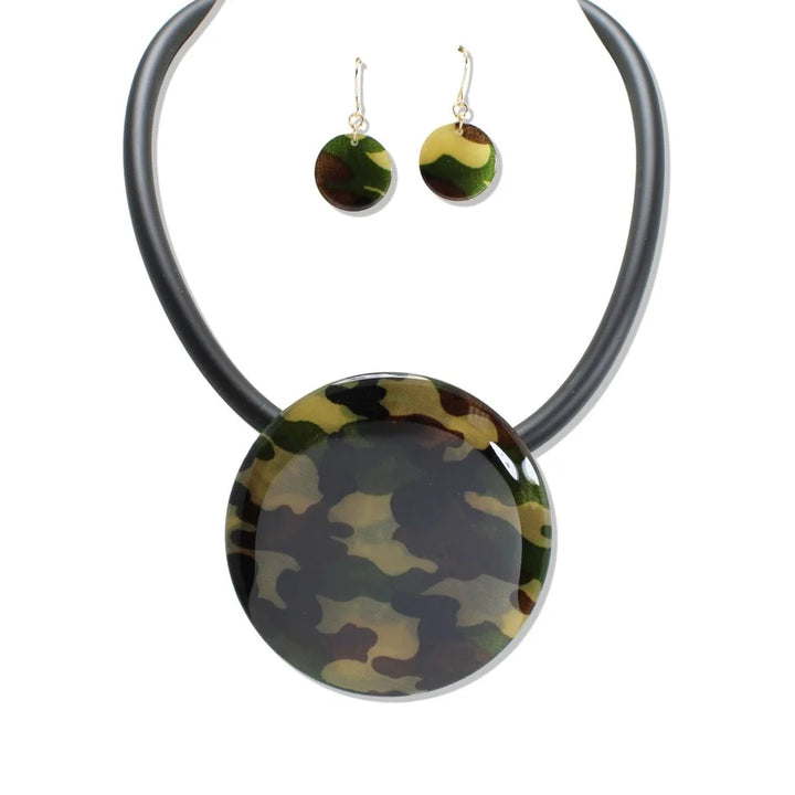 RESIN DISC RIGID COLLAR NECKLACE