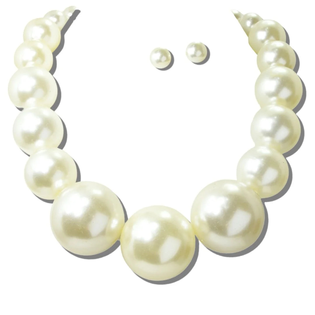 GRADUATED CHUNKY PEARL NECKLACE