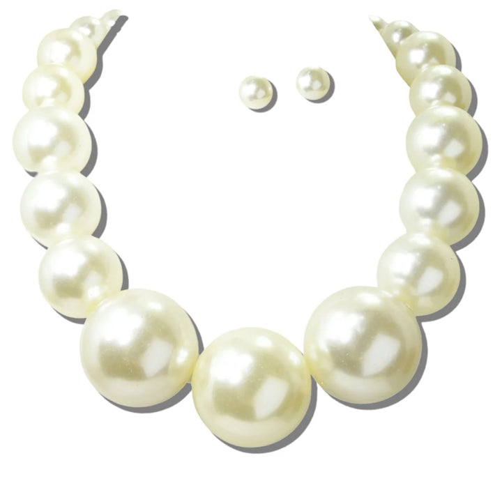 GRADUATED CHUNKY PEARL NECKLACE