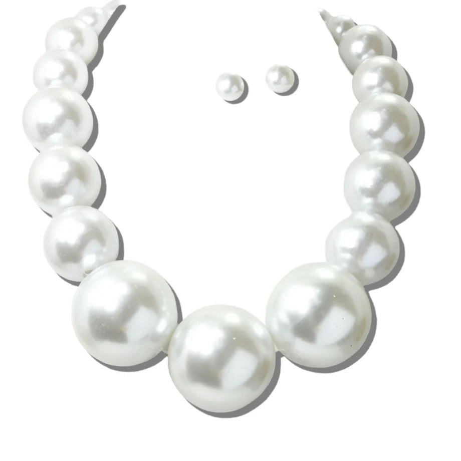 GRADUATED CHUNKY PEARL NECKLACE
