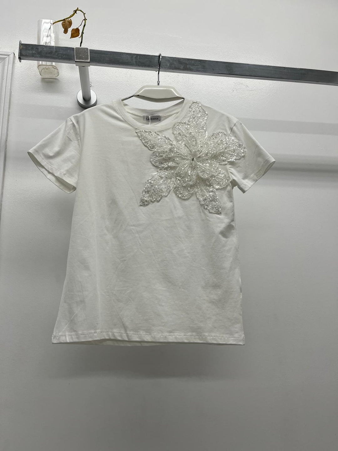 Shoulder Flower Attached T-shirt