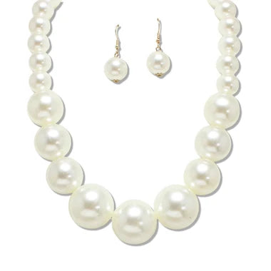BOLD SINGLE PEARL STRAND NECKLACE