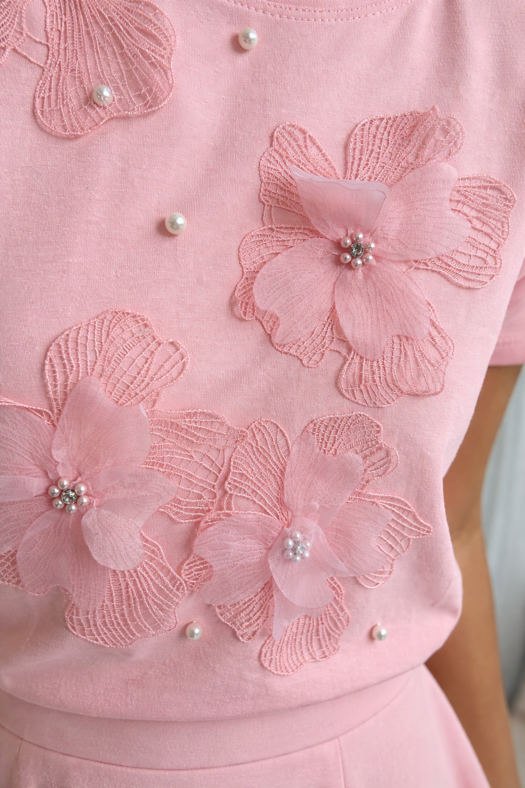 FLOWER EMBROIDERY PATCHED T-SHIRT