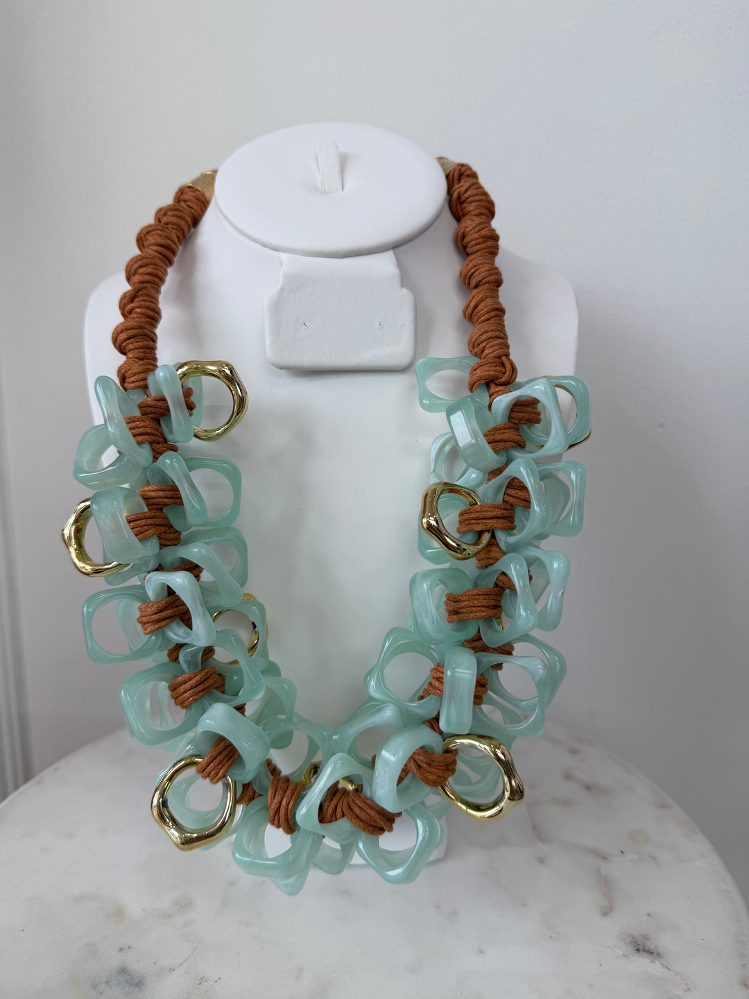 GEOMETRIC RESIN SCULPTURAL LINK NECKLACE